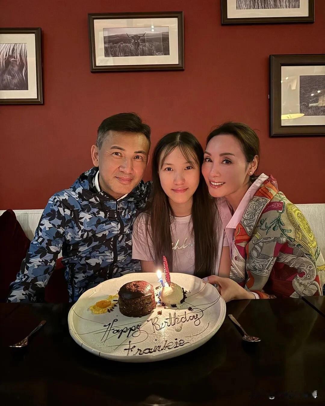 郭可盈为56岁的林文龙庆祝生日📷郭可盈身穿粉色衬衫，美貌一如高婕时期，女儿长发