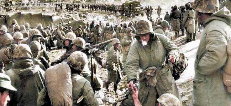 1951年，一群志愿军战士在撤退时，猛然发现眼前狭隘的小山谷里，竟然出现了成千上