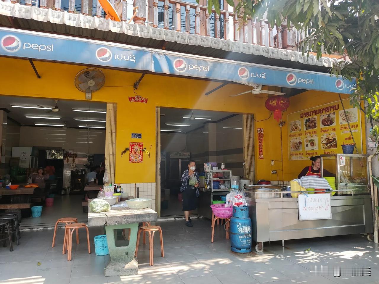 老挝餐厅特色：大树管够（餐桌都使用整木做的）[呲牙][呲牙][呲牙]