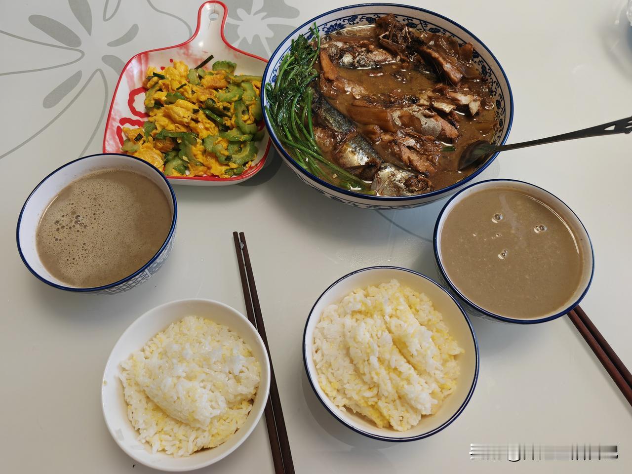 我和老公的晚餐分享～
[烟花]炖鲅鱼
[烟花]炒苦瓜鸡蛋
主食二米饭+杂粮米糊