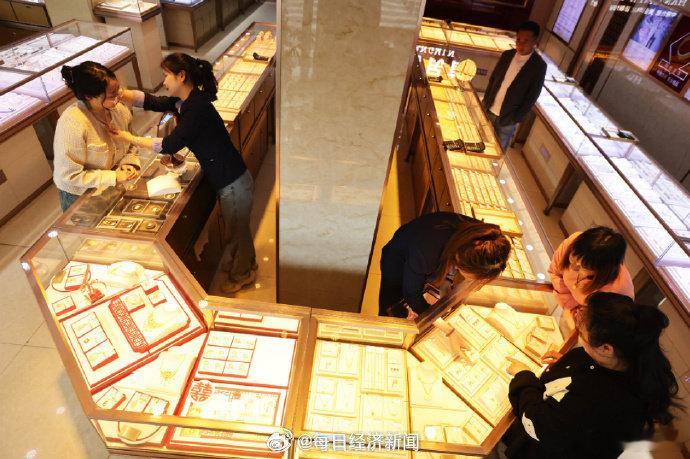 1100元买入黄金跌到800多【金价震荡起伏！每经记者实探水贝：部分金店黄金回收