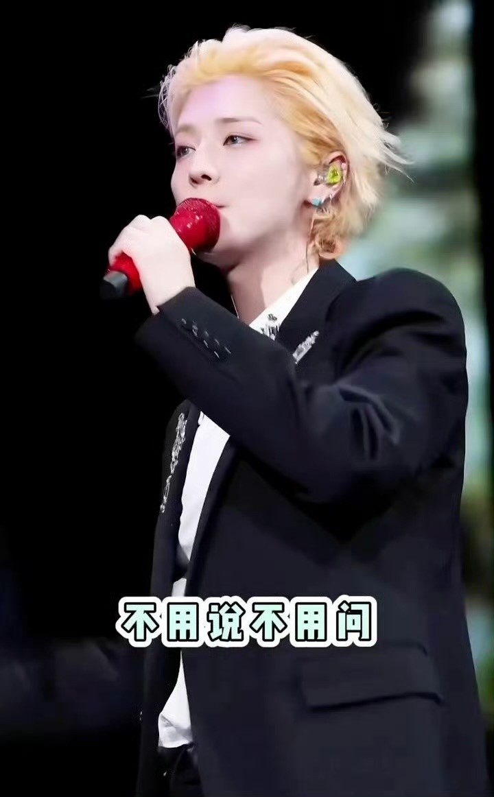 鹿晗背头西装鹿晗背头造型帅惨了啊，依旧是那个帅气的王子 ​​​