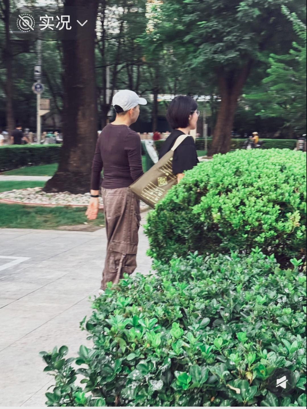 宋丹丹逛街被网友抓拍瞬间，身材消瘦，有点驼背，穿搭很时尚。