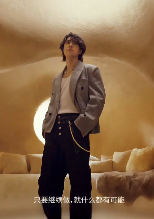 王一博灰色格纹西装卷毛look，谁懂这个自在做自己尝试更多的可能的一博的chil