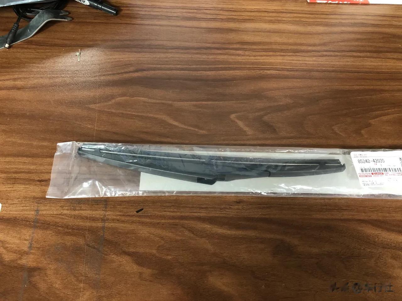 丰田的进口配件还不少，越是小东西越是看起来没价值的就越喜欢搞进口。
RAV4的后