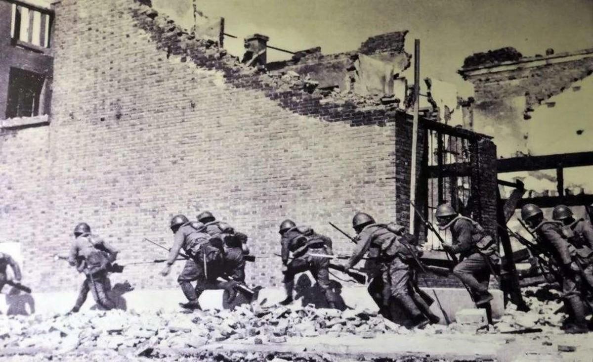 美国四处征战没垮，以色列四面承压仍在，纵观历史可以发现，一味退让往往最先倒下，九