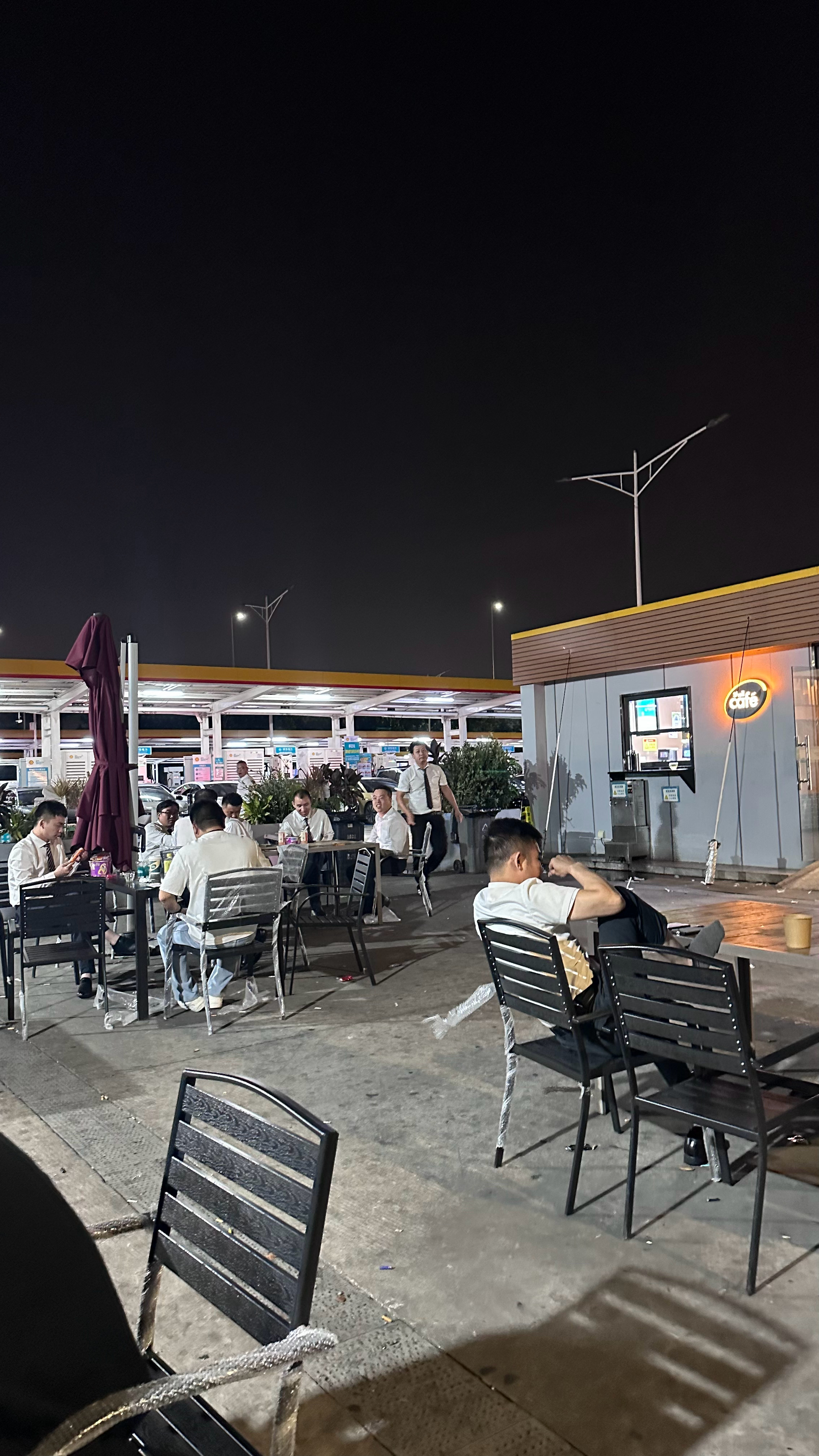 刚落地，来机场附近充电发现这里凌晨生机勃勃的景象和网约车师傅一起吃个泡面应应景一