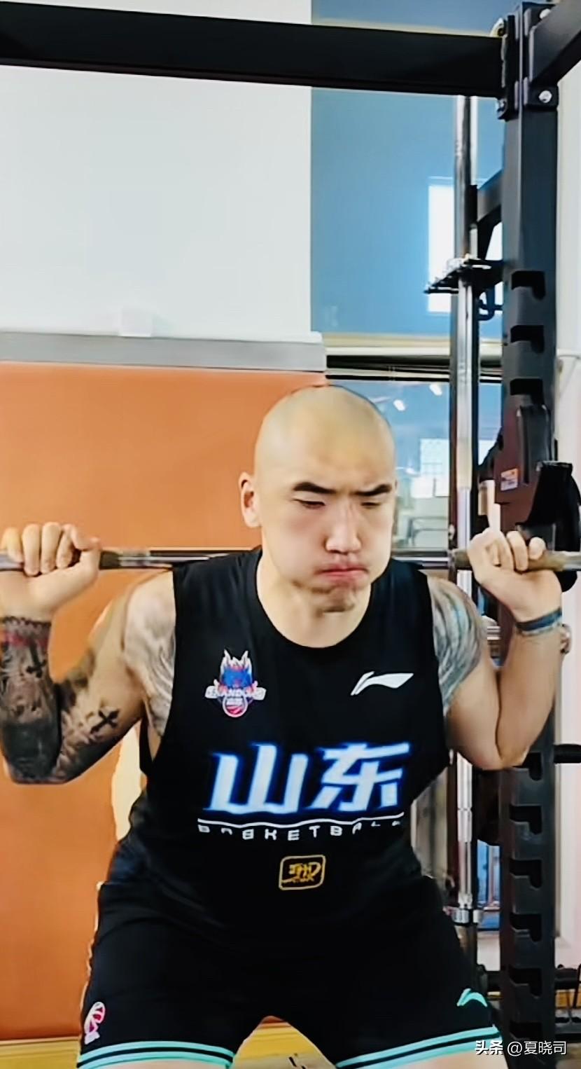 山东男篮陶汉林归队训练，从头做起，理了光头。太个性了，说养养头发。