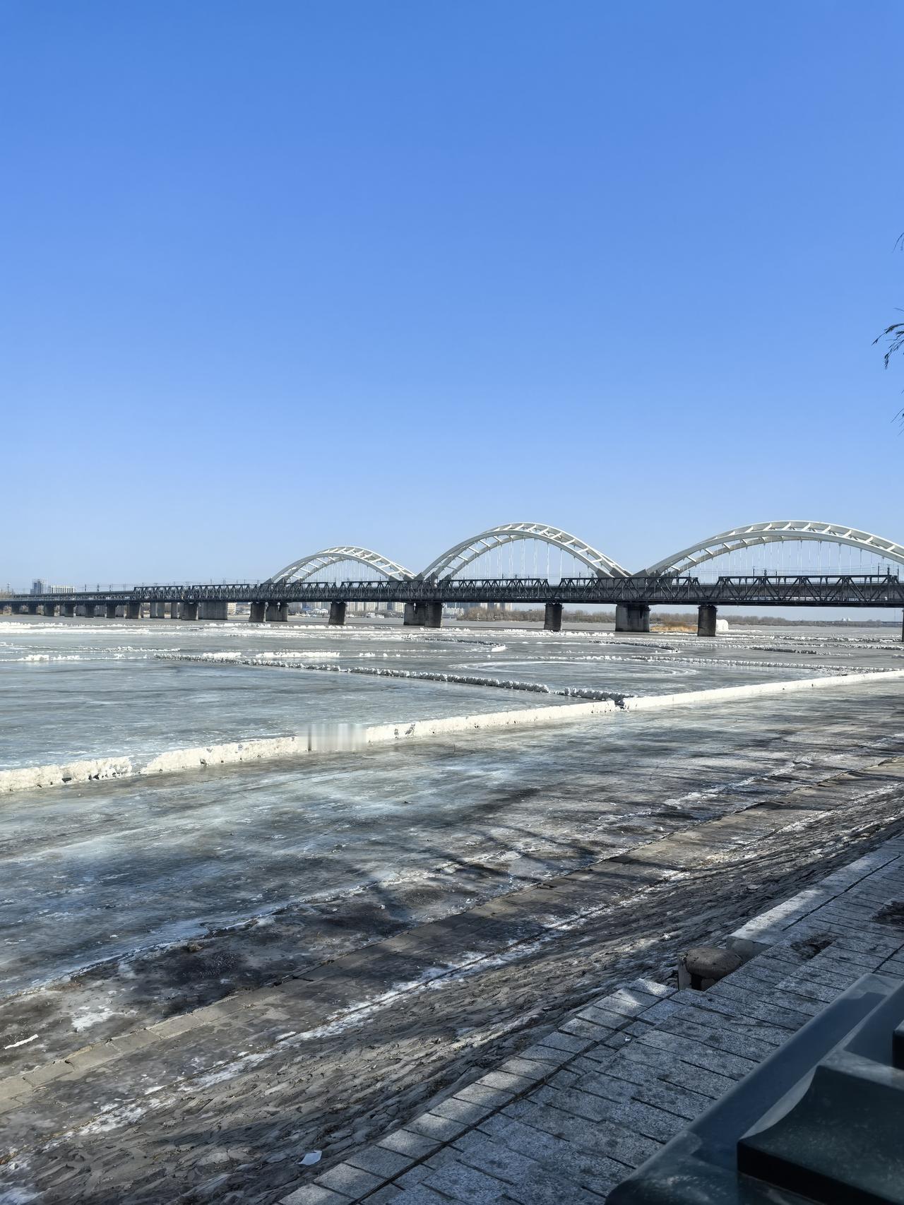 我发现，
只有年龄可以等来。
十年前买的衣服太老气了，
放在那里等五十多岁再穿，