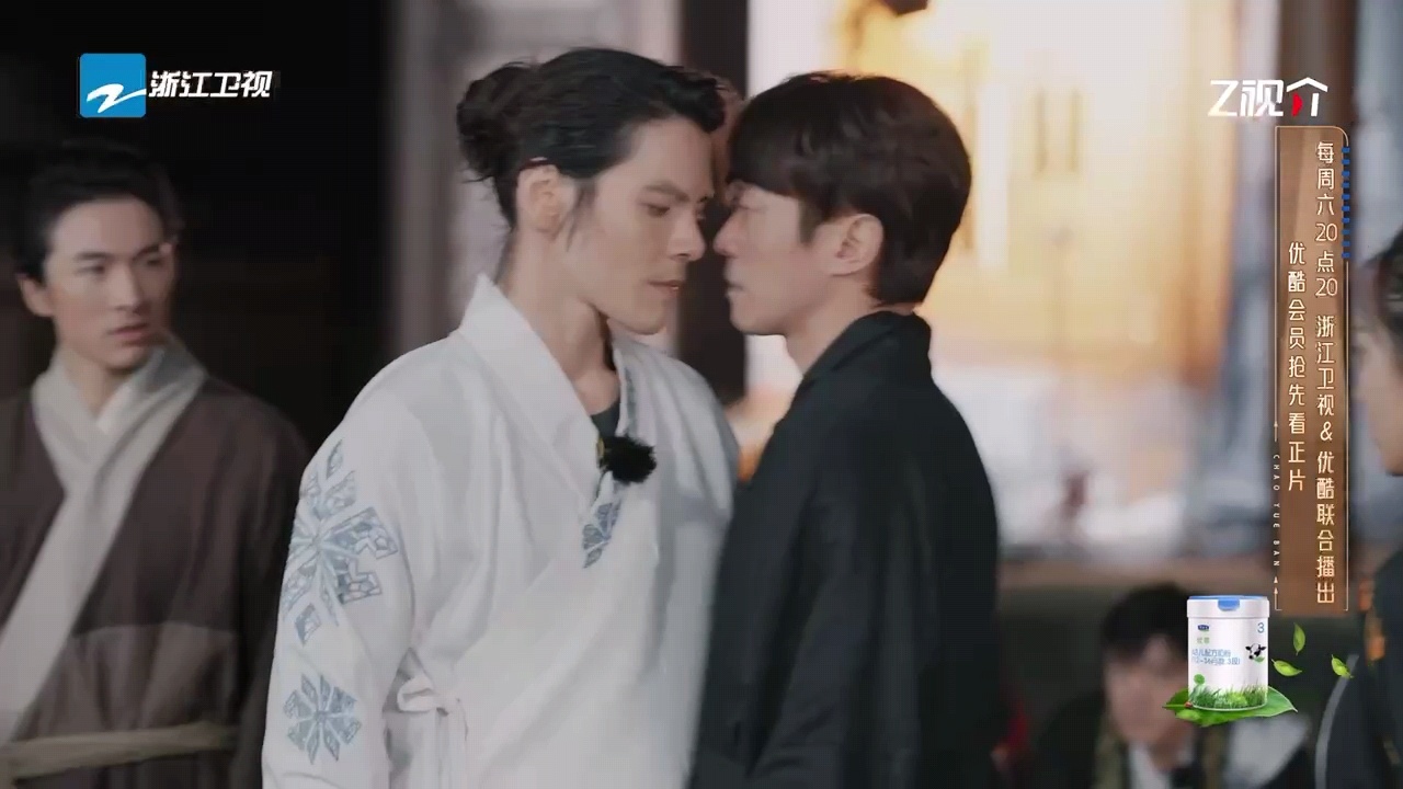 #向佐张栋梁差点亲上##向佐差点亲上张栋梁# 哈哈哈哈哈哈哈向佐张栋梁这，怎么办