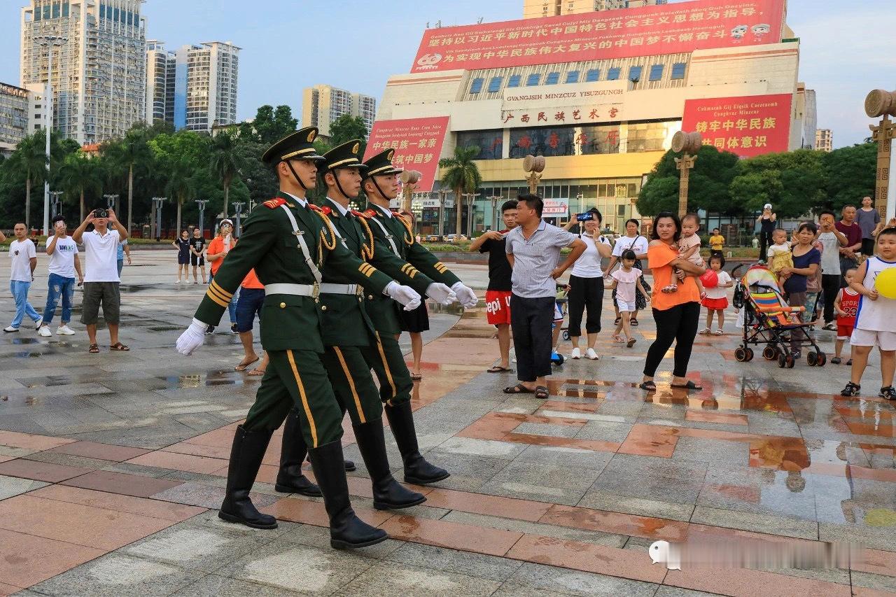 #警察荣誉#         【今天，警察节！】         人民警察为人民