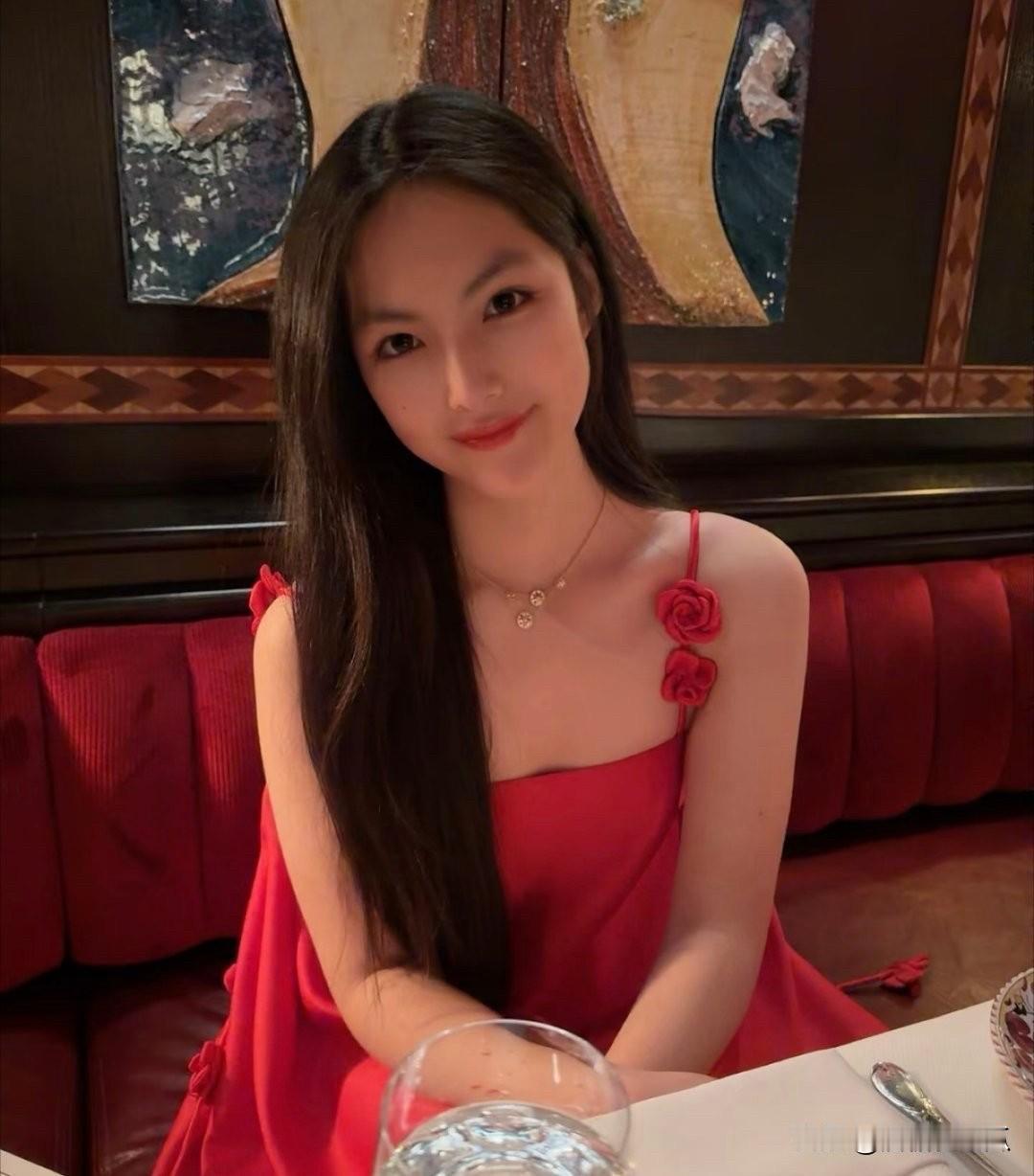 王诗龄独自晒新年红裙美照，优雅大气尽显少女韵味
 
王诗龄迫不及待分享了自己的过