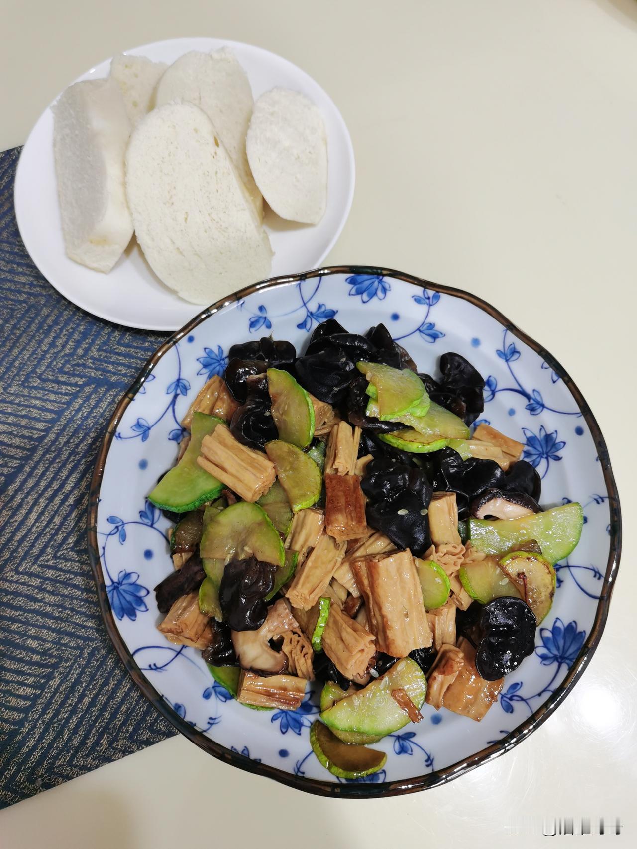 跟领导出去吃工作餐，
领导：“想吃啥尽管点，不用替我省。”
我点完两个家常菜，领