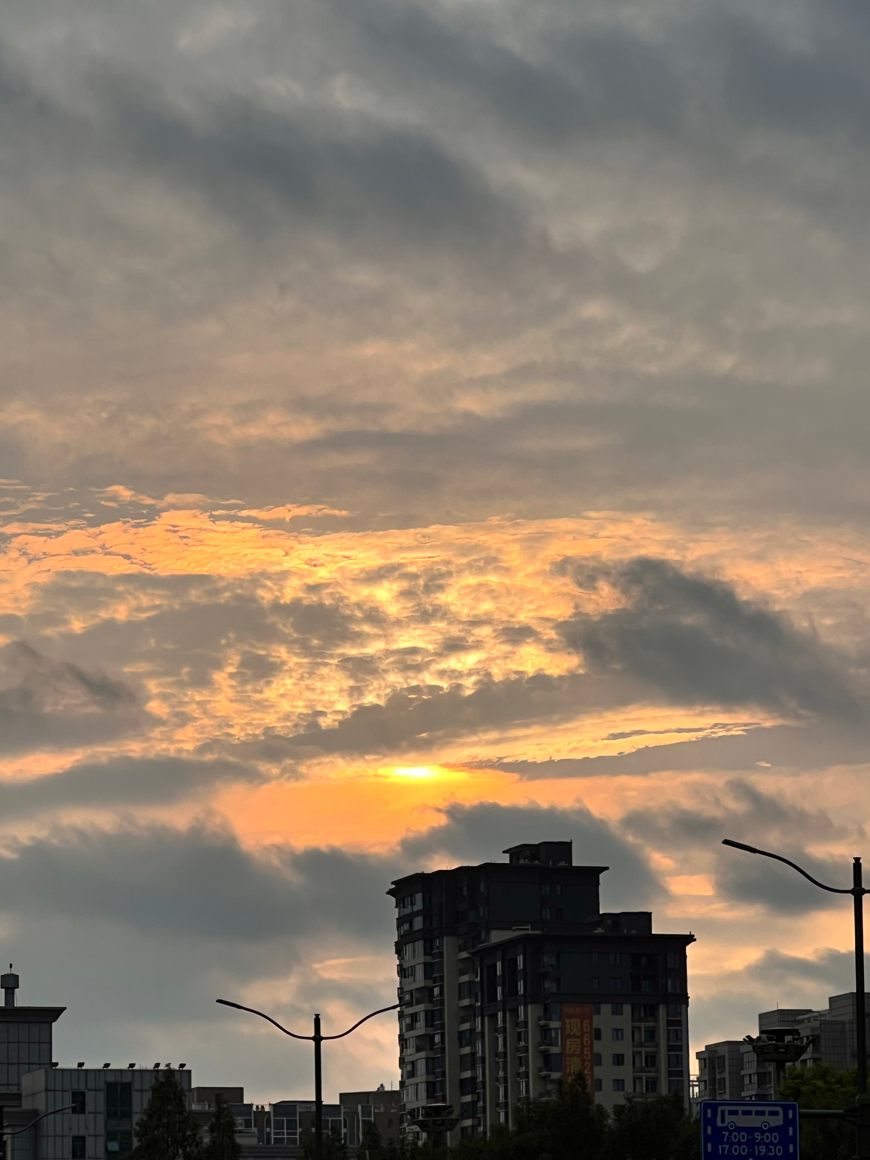 我都多久没见过晚上六点半的天空了 