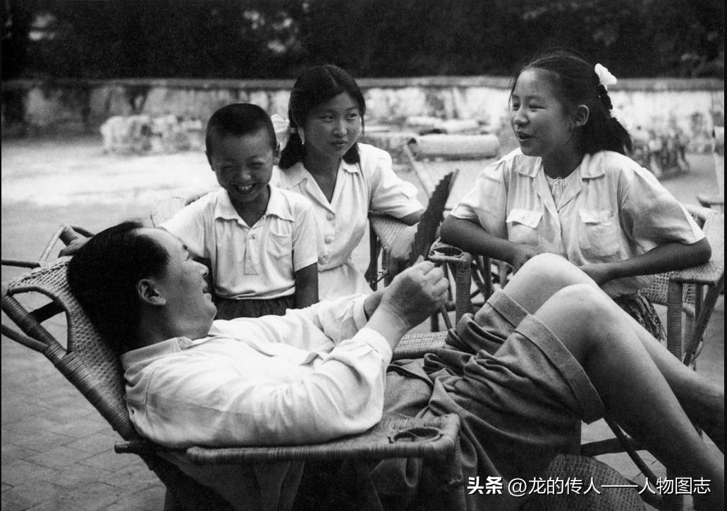 1951年夏毛主席和女儿李敏，李讷及侄儿在一起