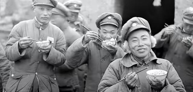 1948年，一个国民党士兵饿得受不了，跑到解放军要吃的，4个馒头下肚后，他说：“