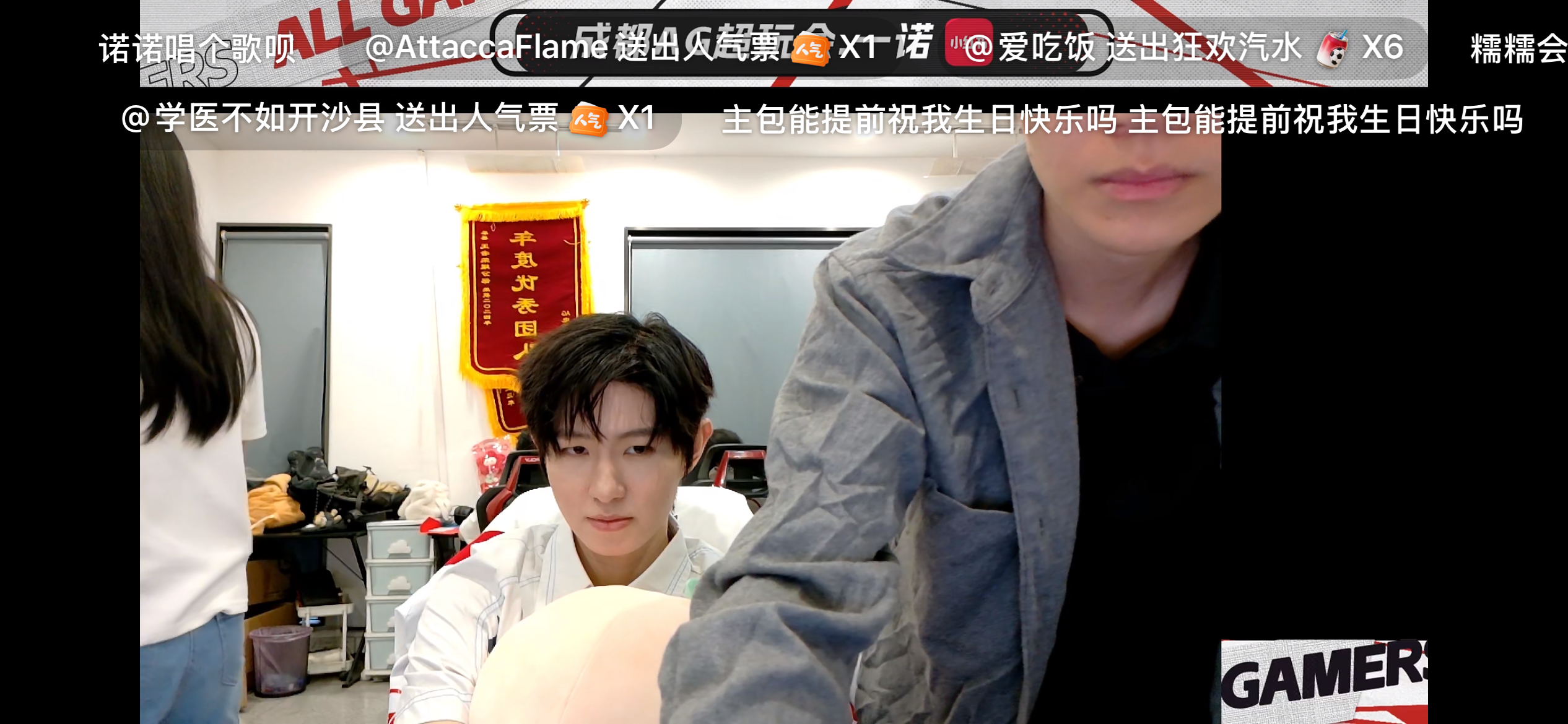为啥感觉这个诺儿这么局促呢 