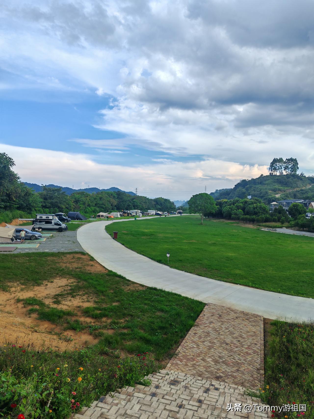 兴义万峰林收费露营地
1、可以停车，停车位有露台，可以搭帐篷
2、有水
3、有卫