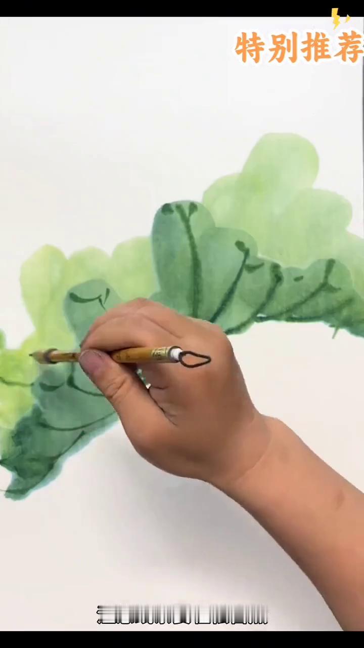 传播美术知识：荷叶荷花画法。
·藤黄加花青调绿色，侧锋用笔画出翻折的荷叶。
·浓