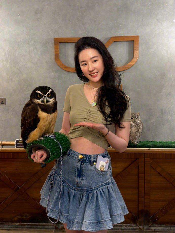 刘亦菲阿联酋素颜照
素颜和猫头鹰🦉合照！！美美得很安心
大眼杯表彰小会 ​