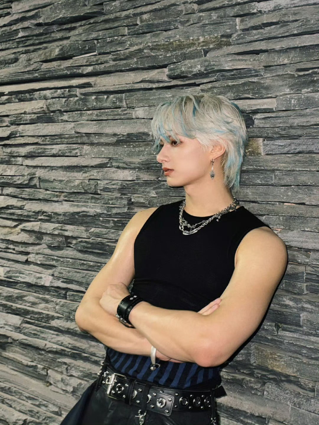 文俊辉帮李佳琦翻译豆沙色从美妆推荐到语言急救，李佳琦文俊辉在直播间上演“巴黎合伙