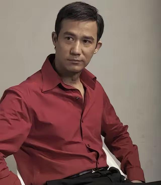 一开始大家压根没当回事，直到香港演员李子雄怒发视频，怒斥无人机“黑飞”到8000