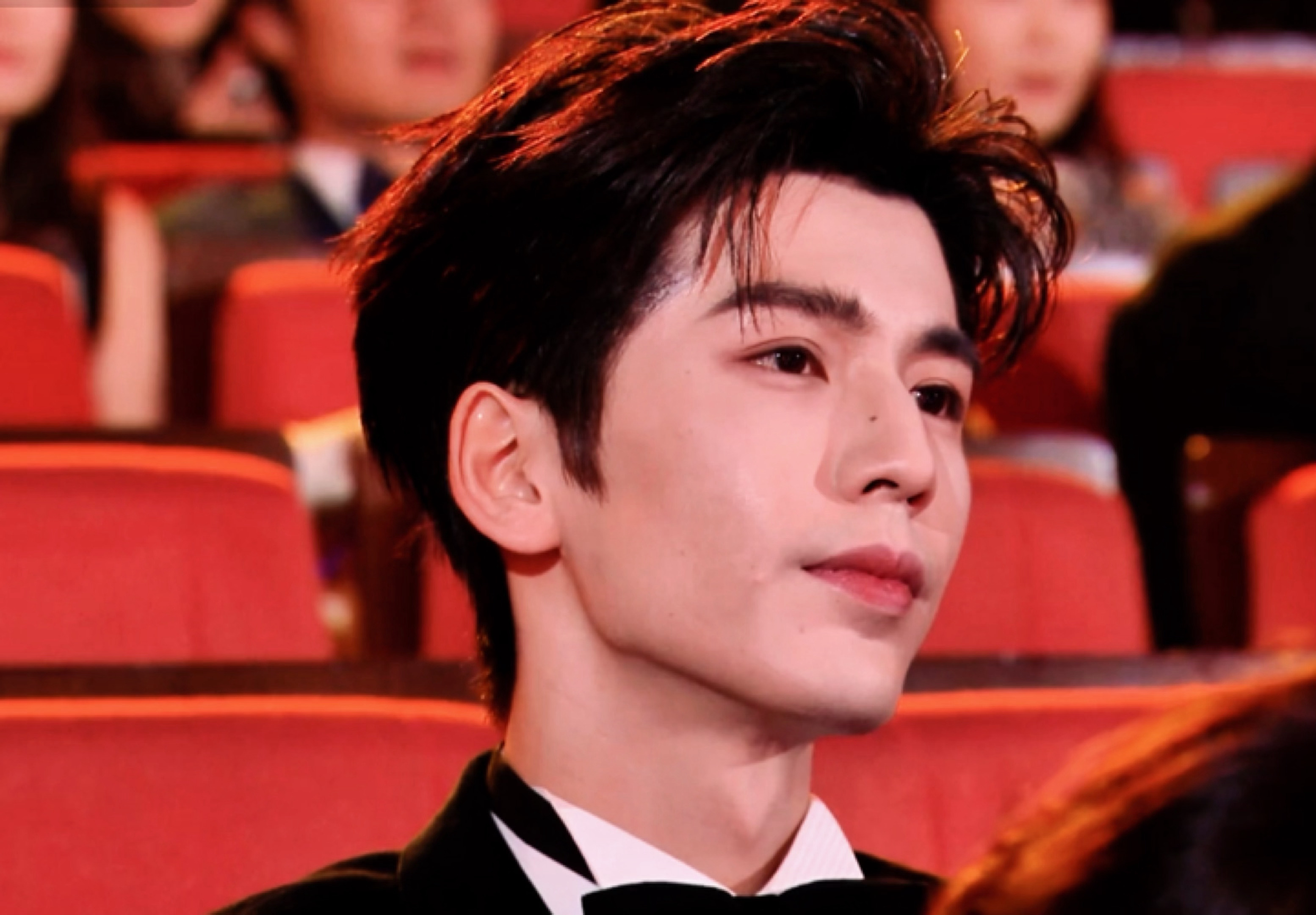 视界大会台下的凌赫帅成啥了[流鼻血][流鼻血]张凌赫视界大会台下镜头微博视界大会