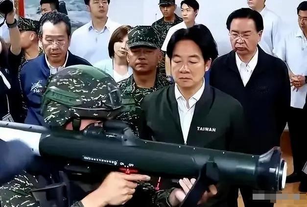 “解放军是台湾人民的救星！”台湾年轻人一句话，戳破了台当局“倚美谋独”的谎言，他