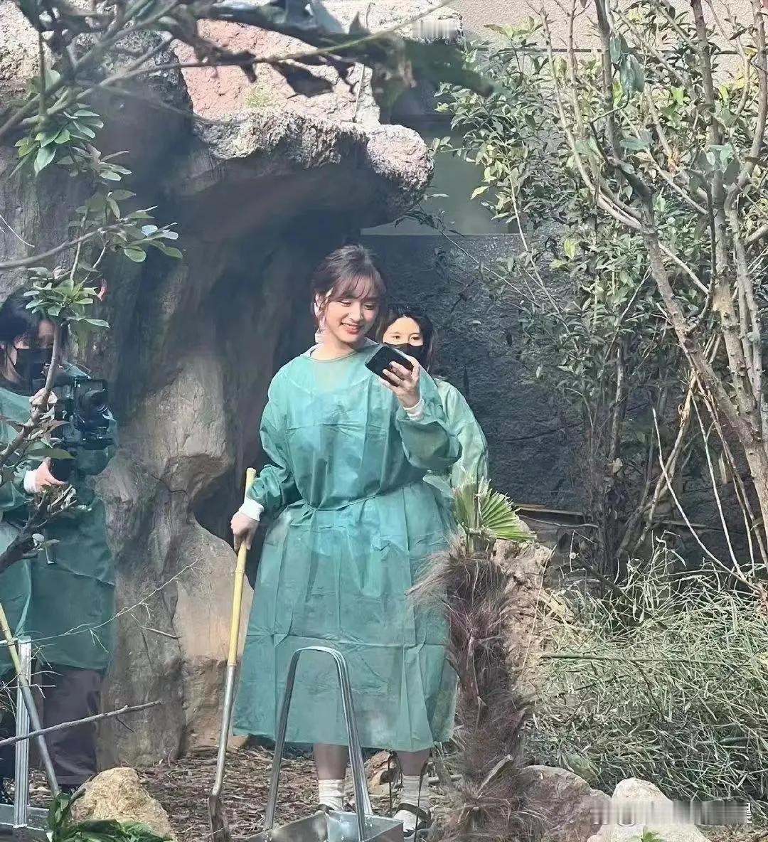 这也拍照！不知道小姐姐拍给谁看的？