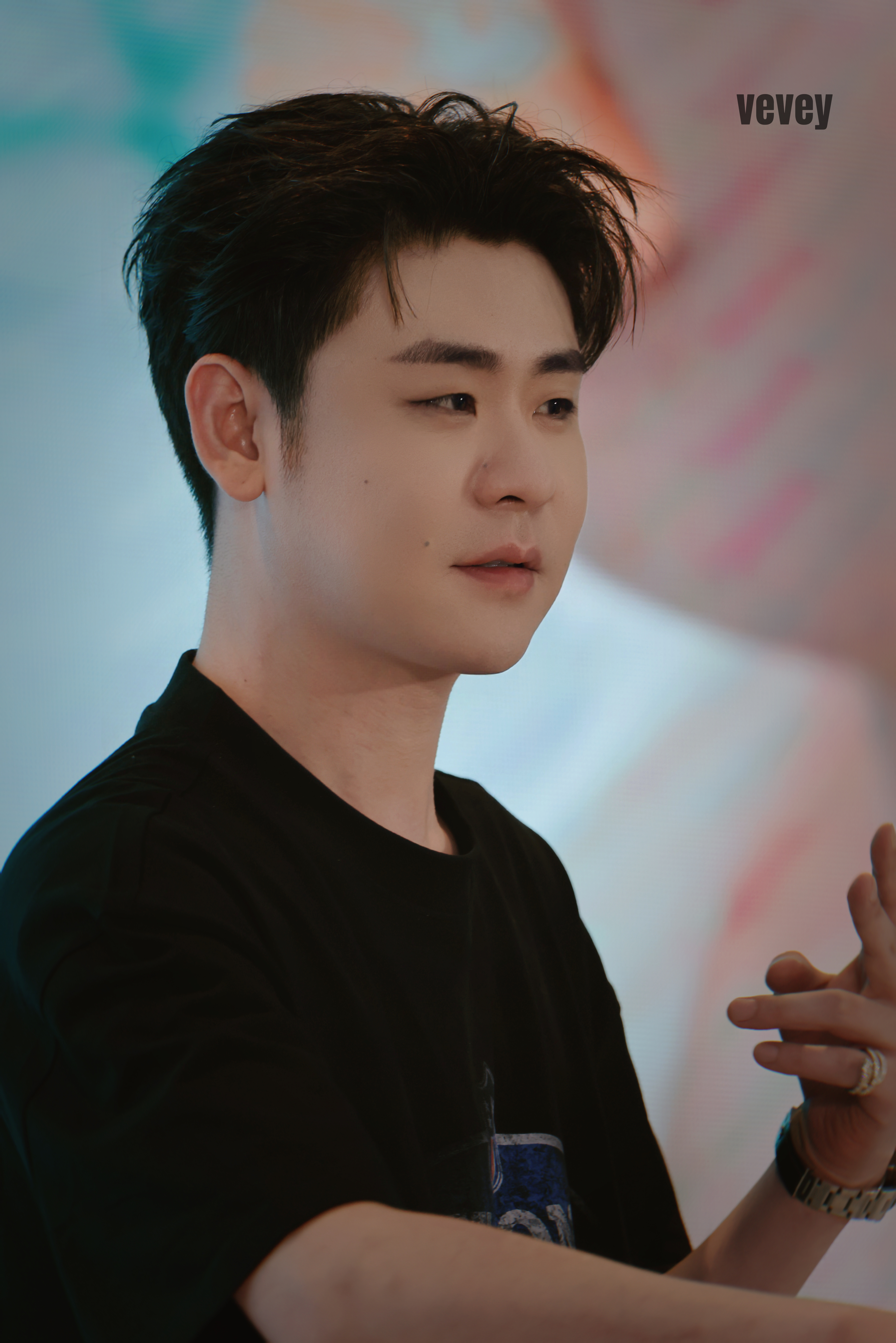 张云雷靠近你演唱会不是这张云雷 我用手记忆了你的样子，用耳记忆了你的声音，用眼睛