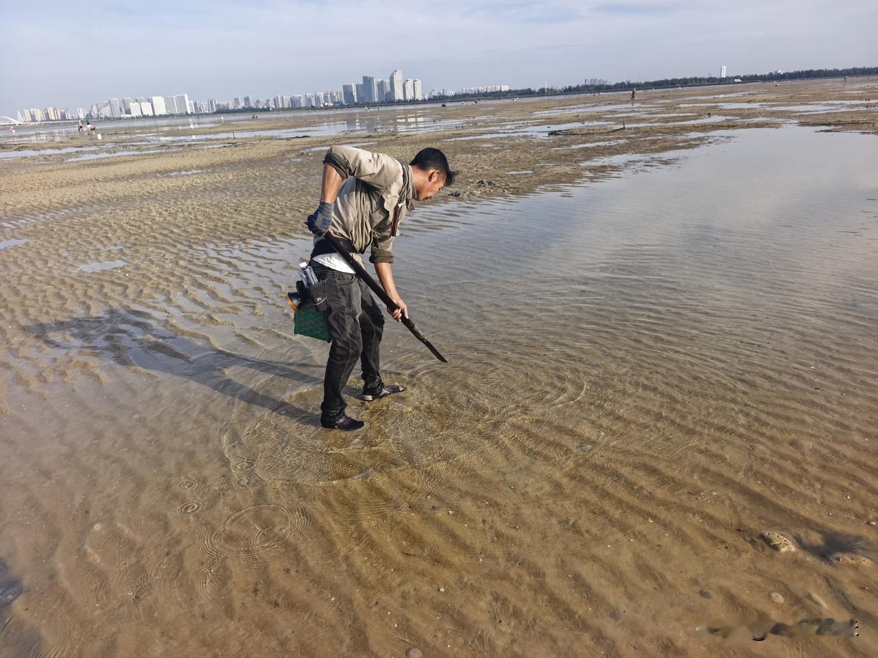 如果来北海的朋友想去赶海，我可以给几个意见：
1.最好六点前到赶海的地方，不然太