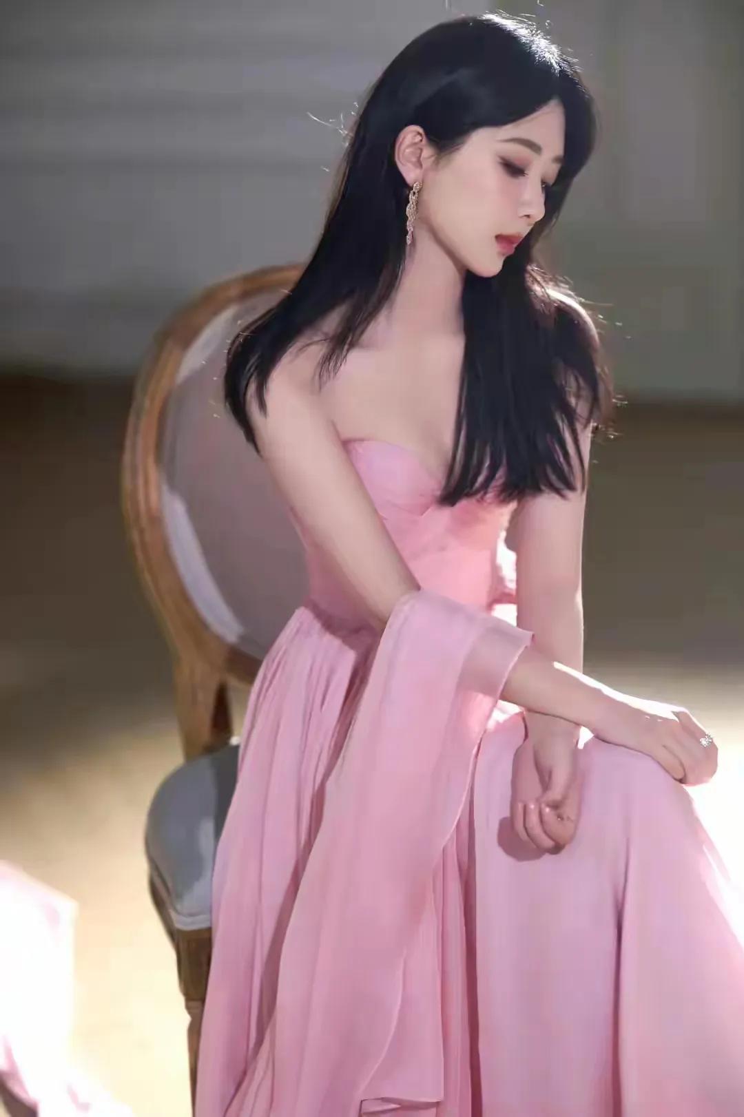 杨紫：粉色梦境中的绝美精灵
 
杨紫这组写真，真的美到让人移不开眼！
 
一袭粉