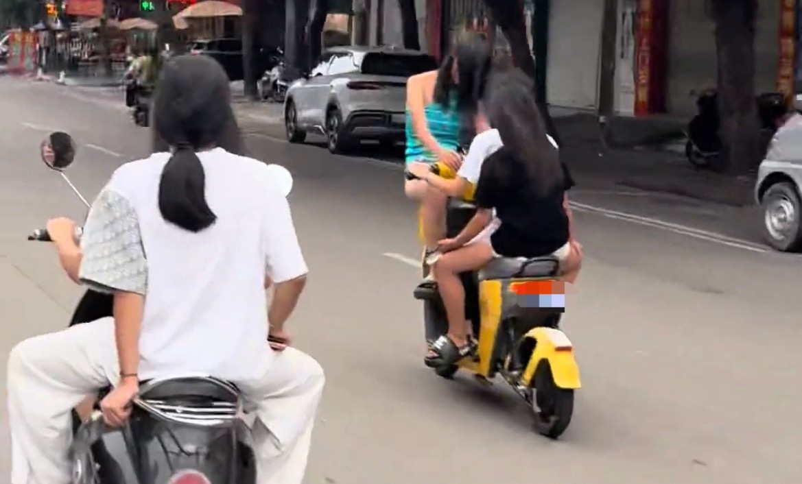 近日，网友反映：玉林一共享电车坐3女子其中一人坐车头篮。这种行为危险喔！同城热点
