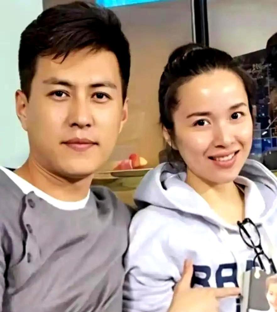 靳东父亲当年一句话，差点让他俩散伙：“娶个二婚的，我这张老脸往哪搁？”

家里闹