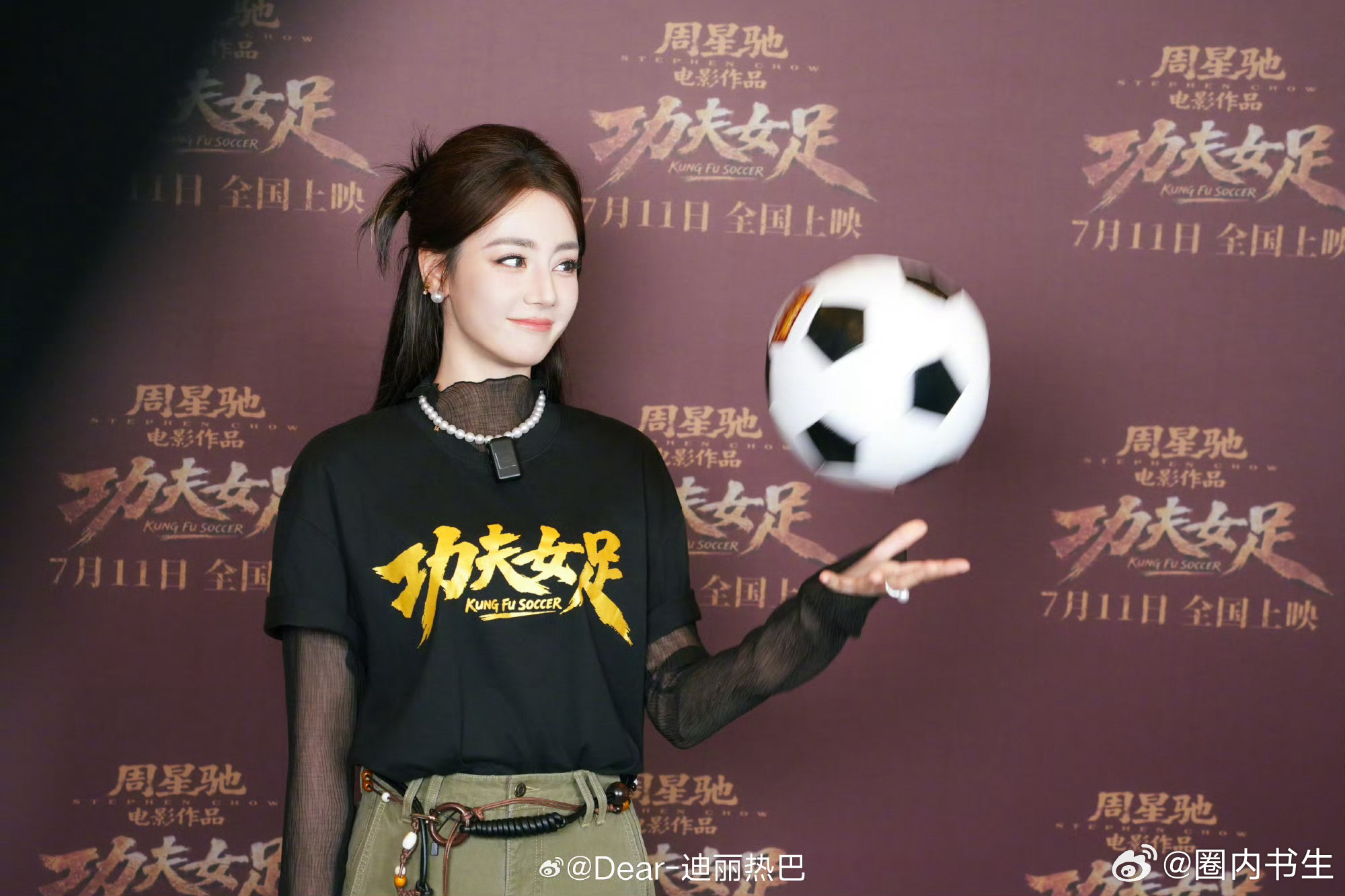 迪丽热巴偷偷去影院看观众反应迪丽热巴去电影院看功夫女足谁不想偶遇偷偷看片的热巴！