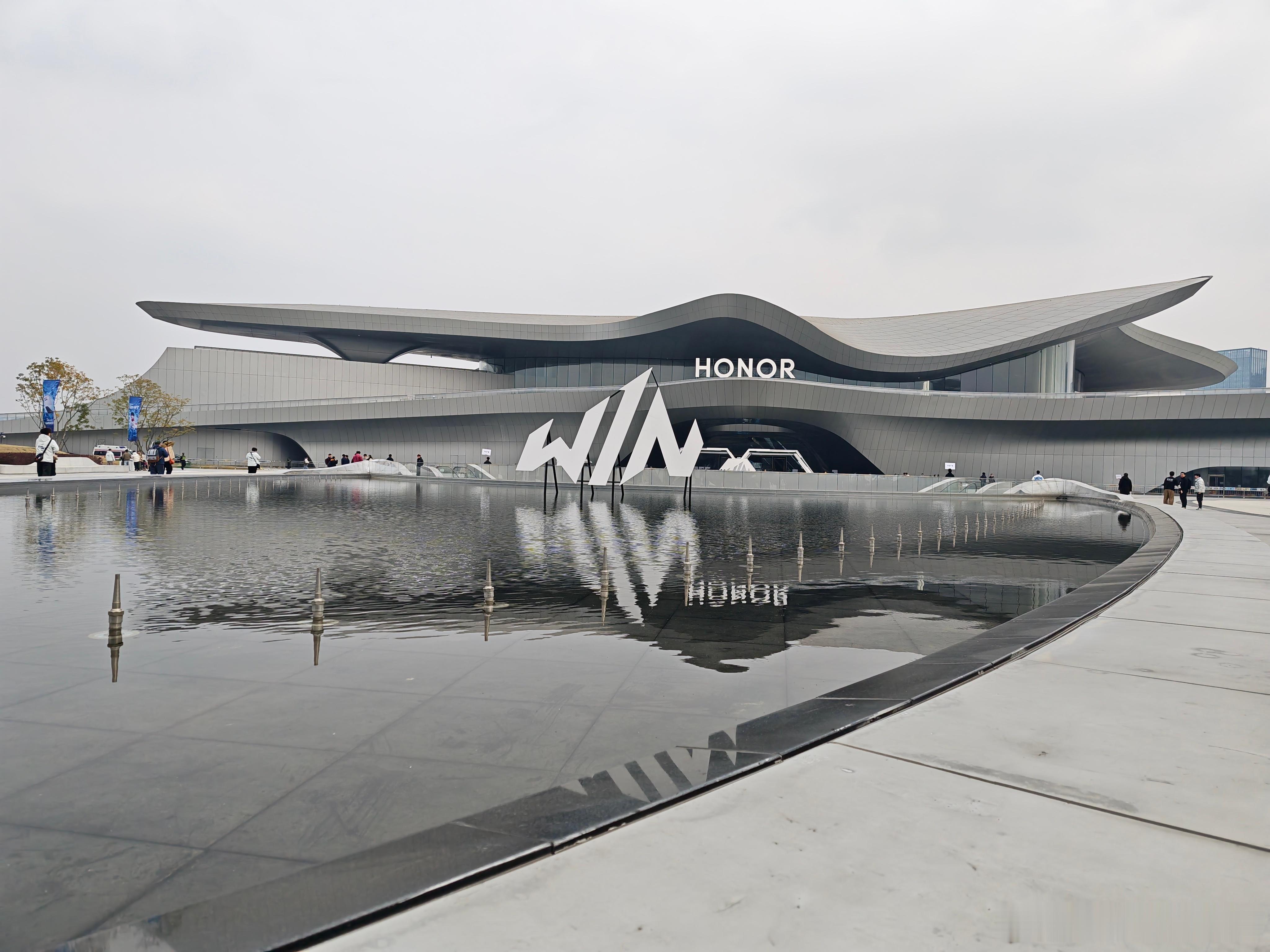 到荣耀WIN发布会现场啦，据说一会张予曦会来 成都·成都科幻馆