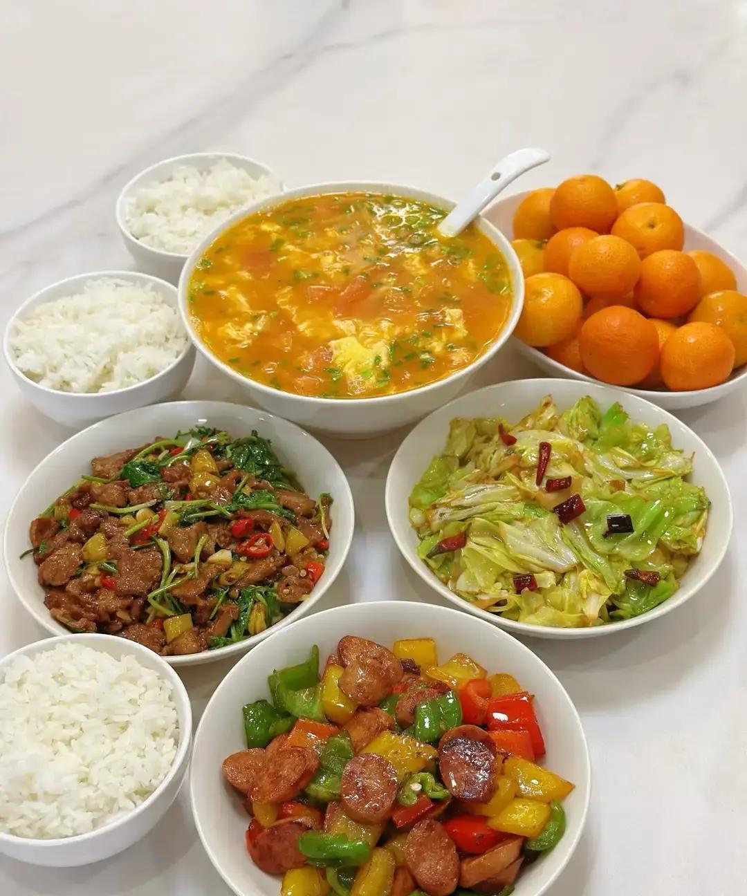 刷到一条热搜，说儿媳在外人面前吐槽婆婆，评论区吵翻天。

有人觉得憋不住就得说，