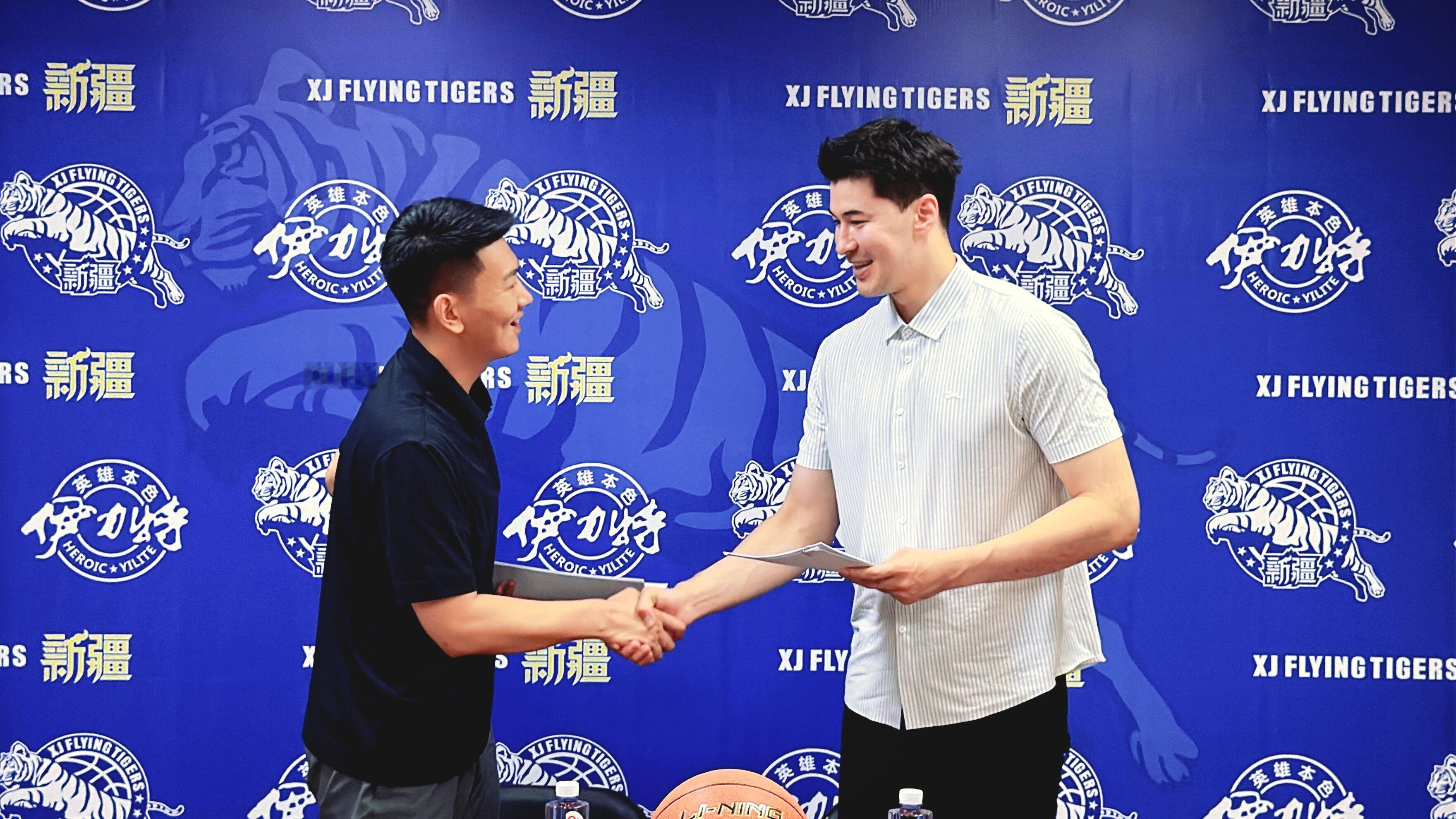 新疆男篮表示，阿不都沙拉木续约后，新赛季的角色将是队员兼教练 cba