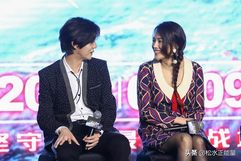 鹿晗 关晓彤
 
当年鹿晗官宣恋情，直接炸崩微博，谁没磕过这对顶流情侣啊！
 