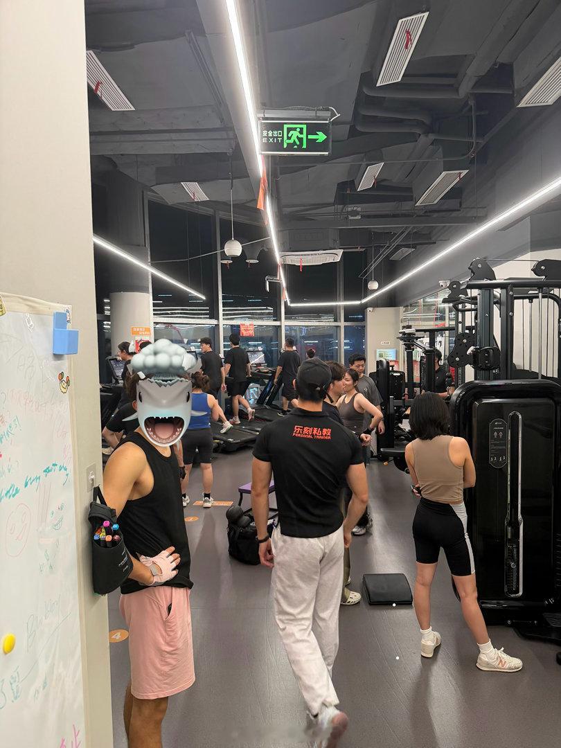 以为周五都会去约会…结果健身房依旧是这么多人 深圳