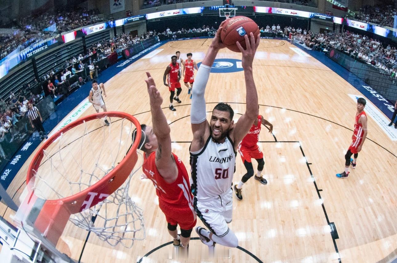 东亚超级联赛 上次来塔石体育馆，还是2019年，那次辽篮在这拿下非凡12冠军，还