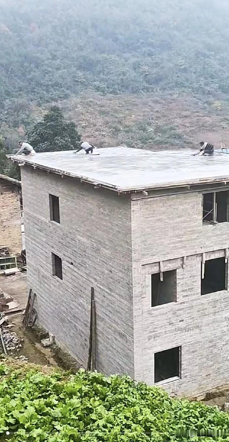 大家看看能发现这栋新建房子的问题不？可能需要懂点基础建设的朋友才能看出来。
这栋