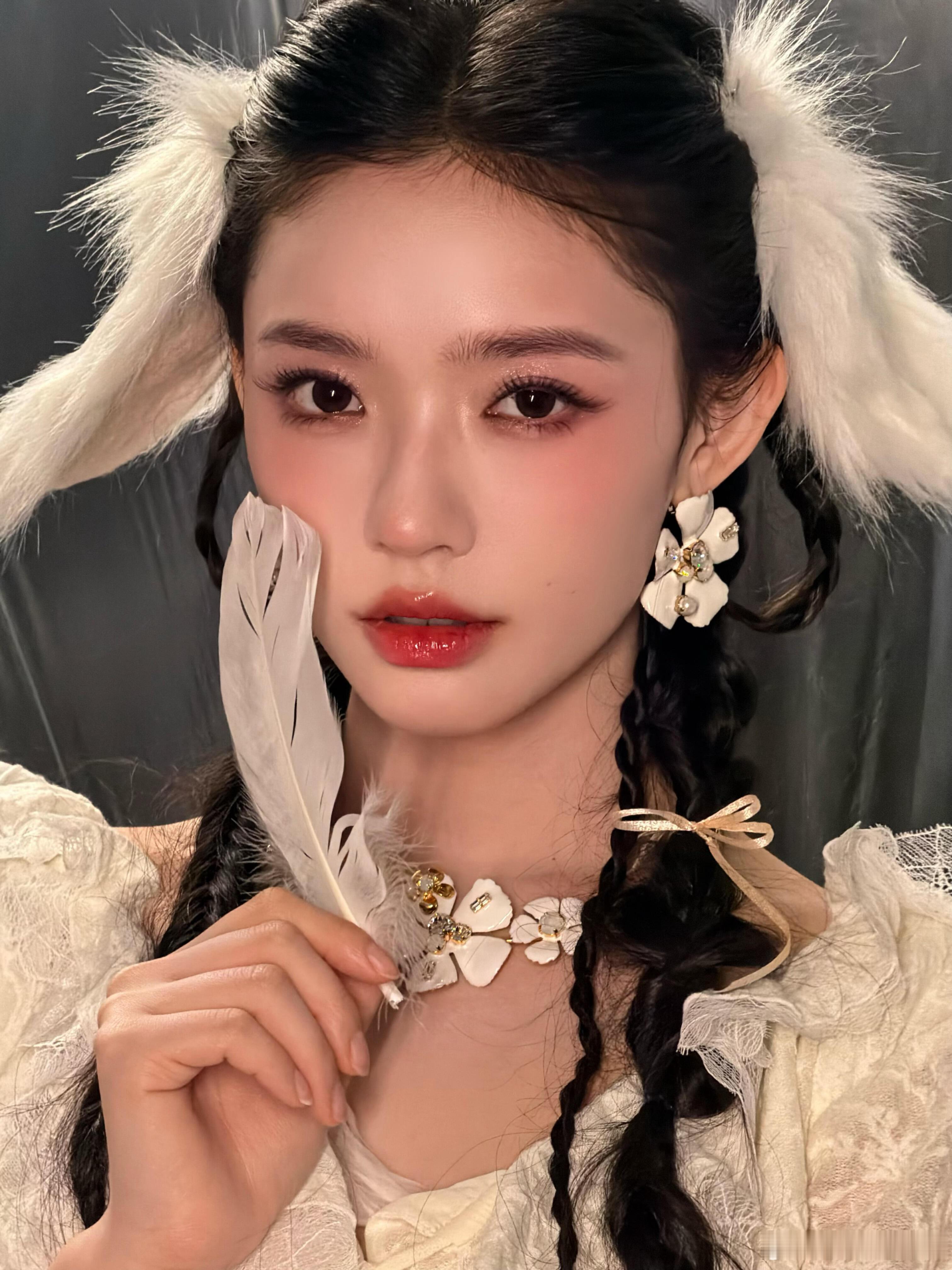 林允这组造型，是把“童话里的兔系少女”拽到现实里了吧🐇麻花辫缠着软乎乎的兔耳，