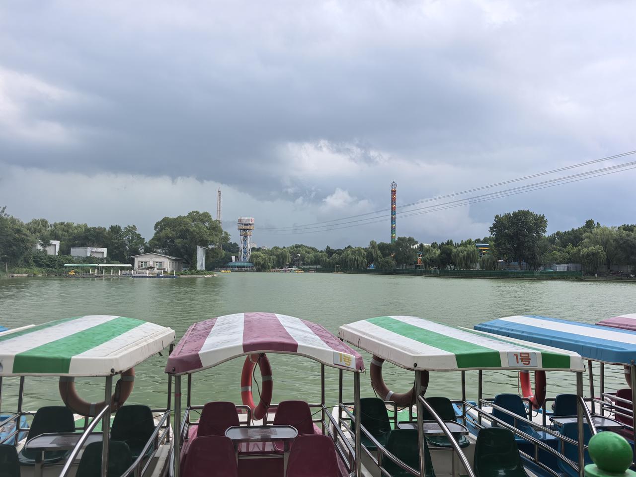 朝阳公园夏记
 
云絮低低垂向湖面
游船静静泊在岸边
 
柳丝垂落一岸浓绿
水波
