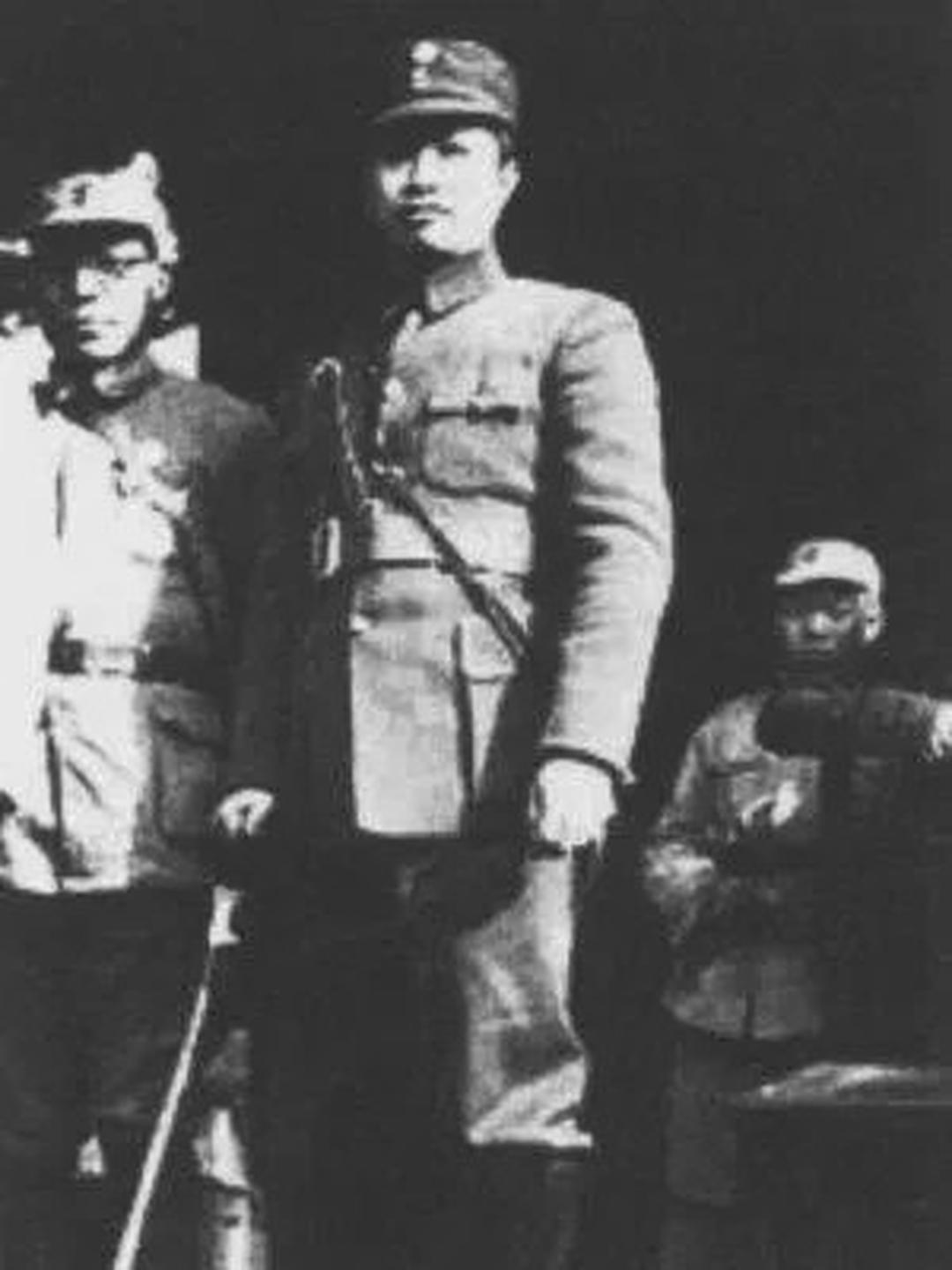 叶挺在生活上有三大嗜好：抽烟、吃猪肚子、喝盐开水。他的烟瘾很大，一天只用3根火柴