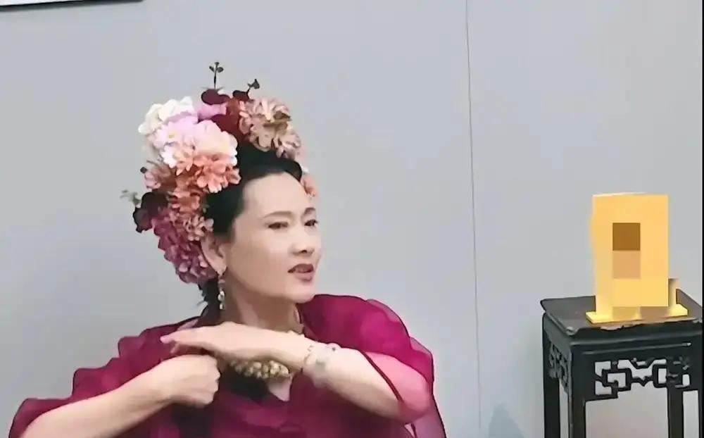 横店现在卷疯了。
群演凌晨四点堵在考核中心门口——背不出台词？
抱歉，你只配穿粗