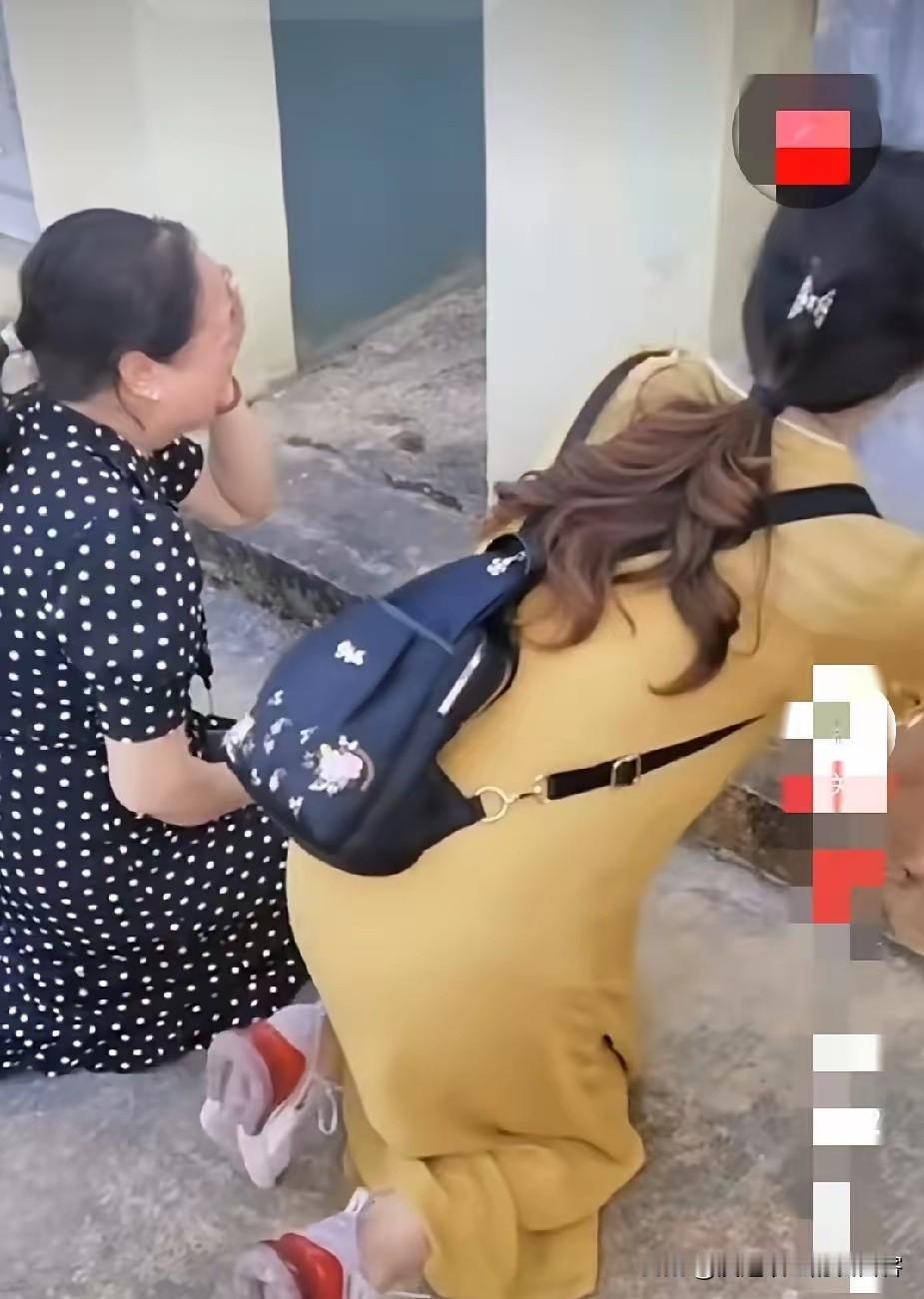 两位姐姐来烈士陵园看望在对越自卫反击战中壮烈牺牲的弟弟，情不自禁跪下痛哭！痛失弟