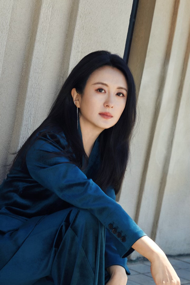 第33届大学生电影节颁奖嘉宾杨舒童这么多年还是这么美杨舒童新剧定档0503  坐