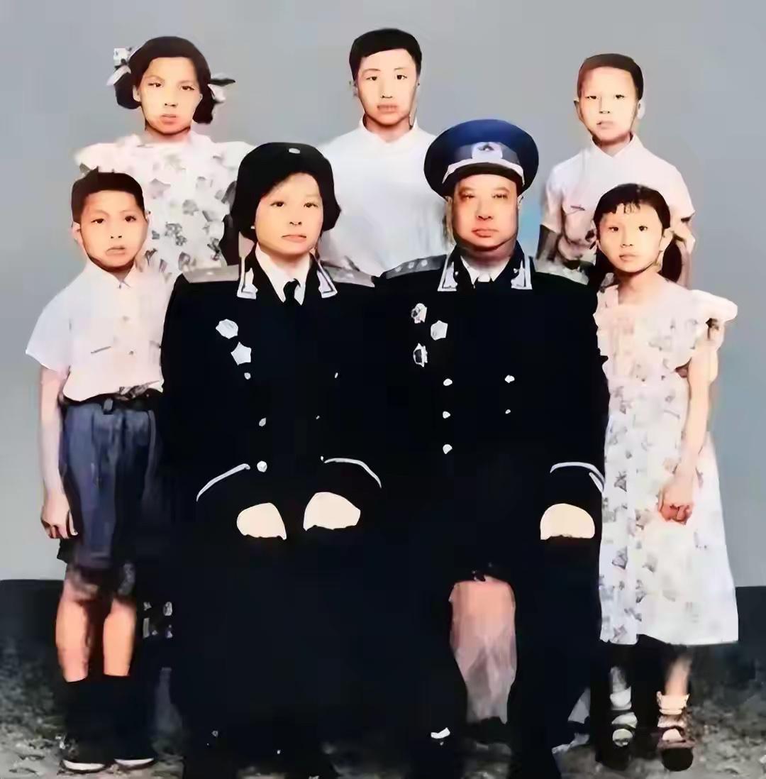 贺炳炎（1913—1960），湖北松滋人，1929年参加红军并入党，1955年授