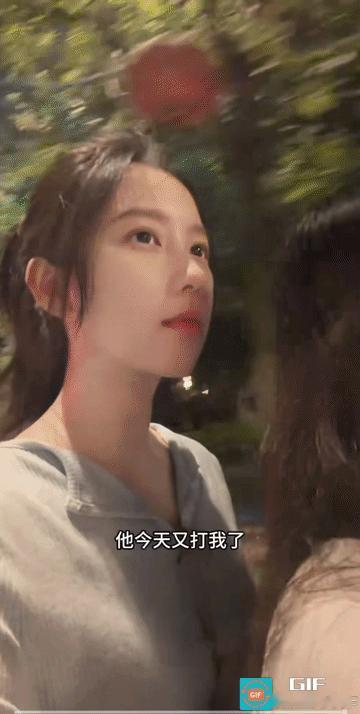 前面女子的心思，后面的闺蜜弄不懂……
有没有可能前面的女子是在给她的闺蜜显摆？